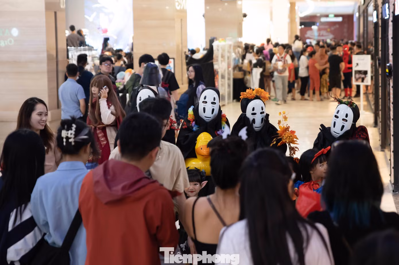 Tối 29/10, trước thềm lễ hội Halloween, hàng trăm bạn trẻ tại Thủ đô đổ về một Trung tâm thương mại ở Hà Nội để tham gia ngày hội hóa trang.