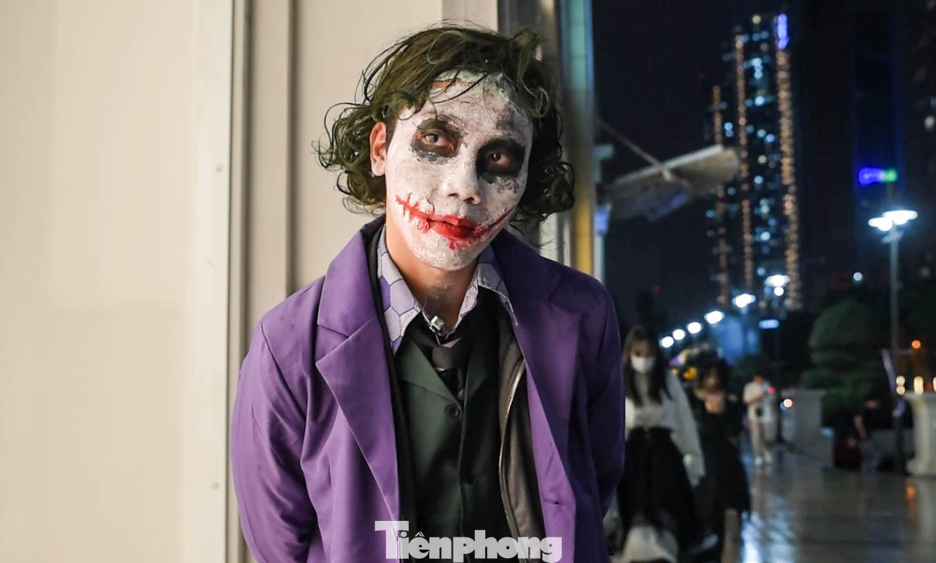 Lê Duy Đạt (SN 1999, ở Hà Nội), đến với lễ hội hóa trang, Đạt chọn hóa trang thành Joker, một nhân vật nổi tiếng trong phim Kỵ sĩ bóng đêm. “Nhân vật này thường rất ít người hóa trang vì tính cổ điển, các bạn trẻ thích sự hiện đại, mới mẻ. Mình chọn Joker vì thích sự phá cách, được sống là chính mình”, Duy Đạt chia sẻ.