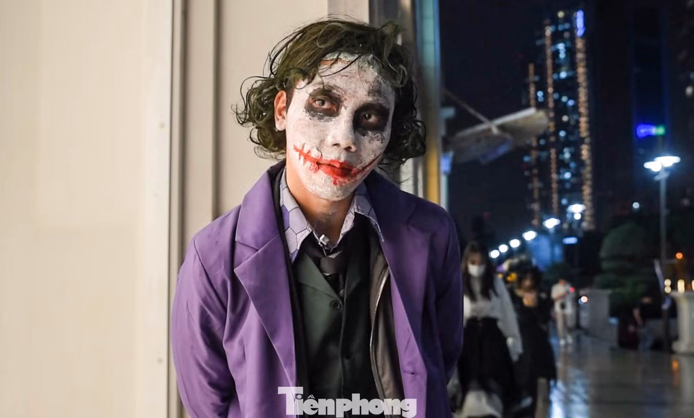 Lê Duy Đạt (SN 1999, ở Hà Nội), đến với lễ hội hóa trang, Đạt chọn hóa trang thành Joker, một nhân vật nổi tiếng trong phim Kỵ sĩ bóng đêm. “Nhân vật này thường rất ít người hóa trang vì tính cổ điển, các bạn trẻ thích sự hiện đại, mới mẻ. Mình chọn Joker vì thích sự phá cách, được sống là chính mình”, Duy Đạt chia sẻ.