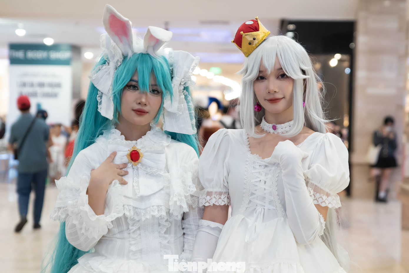 Nhiều bạn trẻ "chịu chơi" sẵn sàng chi hàng chục triệu đồng để mua những bộ đồ hoá trang đặc biệt cho buổi lễ Halloween. Các bạn trẻ ngày nay thường kết hợp giữa hoá trang và cosplay để tạo nên những dấu ấn cho riêng mình, phá cách để khẳng định bản thân.