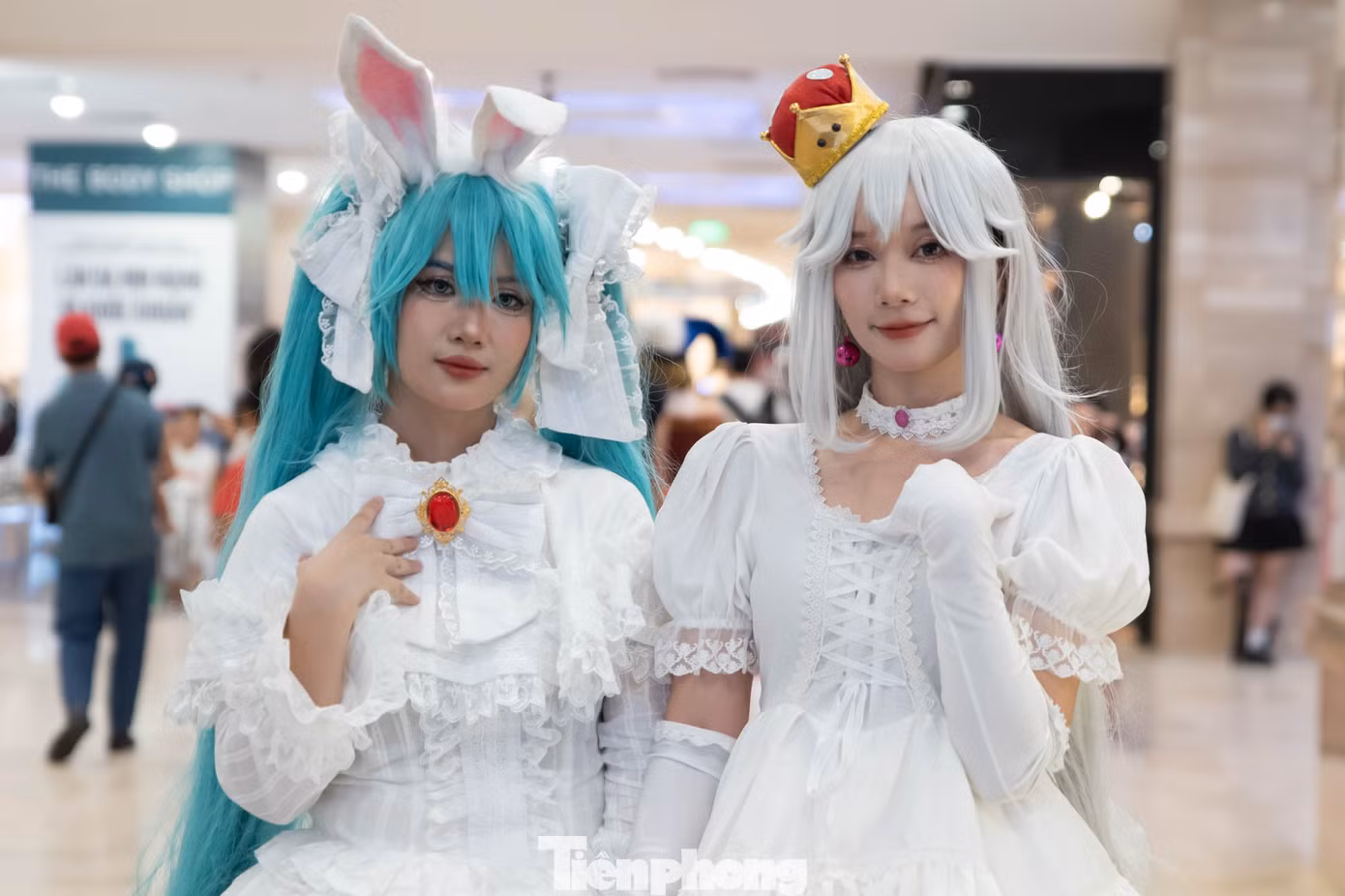 Nhiều bạn trẻ "chịu chơi" sẵn sàng chi hàng chục triệu đồng để mua những bộ đồ hoá trang đặc biệt cho buổi lễ Halloween. Các bạn trẻ ngày nay thường kết hợp giữa hoá trang và cosplay để tạo nên những dấu ấn cho riêng mình, phá cách để khẳng định bản thân.