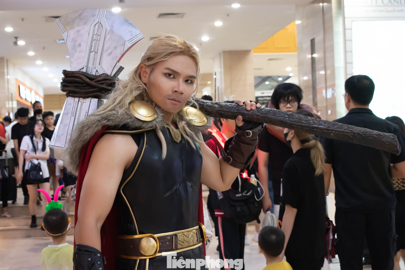 Bạn Nguyễn Huy Hoàng (SN 2000, ở Hưng Yên) hoá trang thành nhân vật Thor với búa lớn vác trên vai. Hoàng chia sẻ: “Mình thích Thor vì tính siêu anh hùng, luôn giúp đỡ mọi người. Về ngoại hình, mình cũng cao to nên hoá trang thành nhân vật này cũng không khó”.