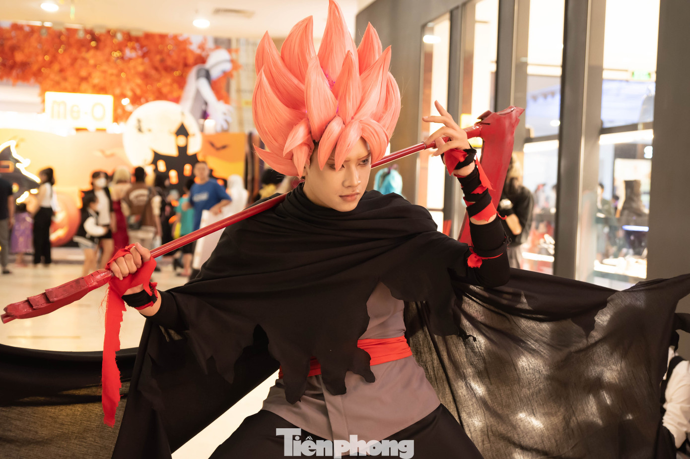 Halloween (tên đầy đủ là All Hallows’ Evening) là ngày đánh dấu sự kết thúc vụ mùa thu hoạch và bắt đầu mùa đông, tưởng nhớ những người đã qua đời. Halloween là một lễ hội truyền thống và đặc biệt ở phương Tây, lễ hội được du nhập vào Việt Nam hơn 10 năm gần đây và nhanh chóng được giới trẻ đón nhận.