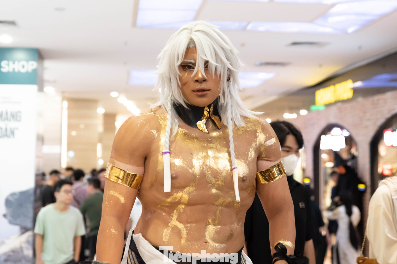 Dòng người đông đúc trong những bộ đồ hóa trang tạo nên không gian nhộn nhịp với đủ sắc màu kinh dị nhưng không kém phần hấp dẫn.