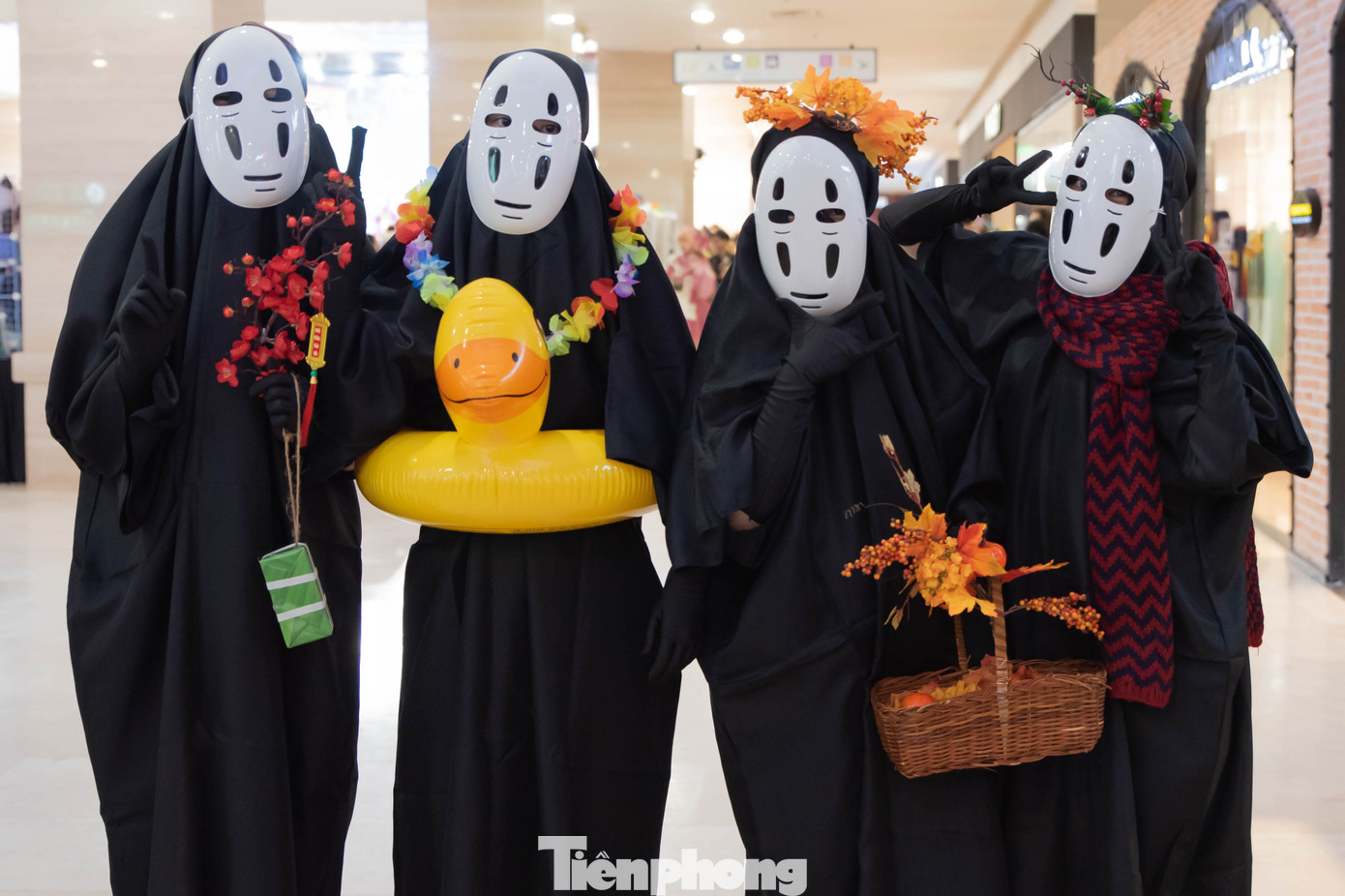 Dòng người đông đúc trong những bộ đồ hóa trang tạo nên không gian nhộn nhịp với đủ sắc màu kinh dị nhưng không kém phần hấp dẫn.