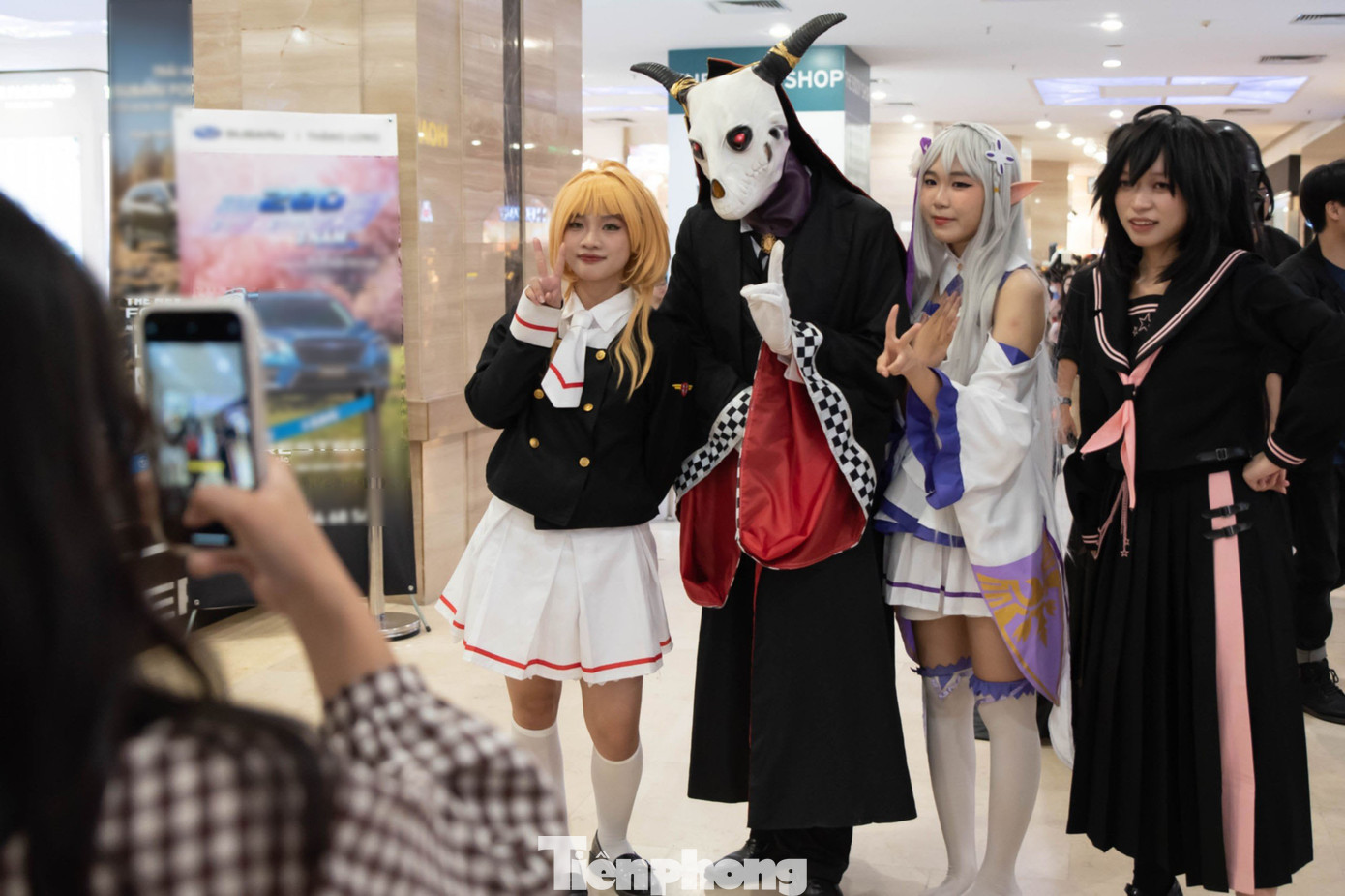 Những trang phục càng rùng rợn, kinh dị càng thu hút mọi người đến chụp ảnh, chiêm ngưỡng.