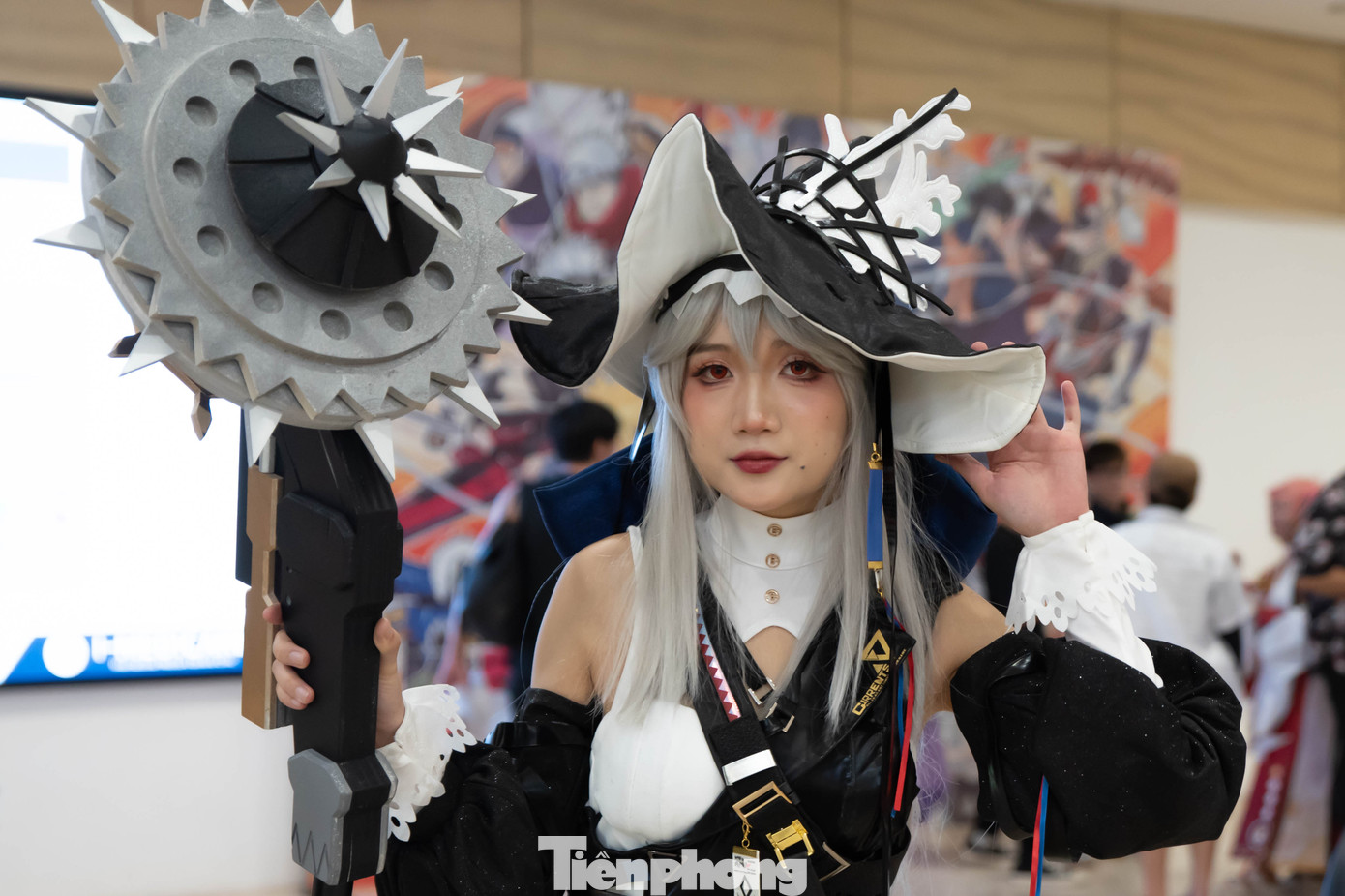 Dòng người đông đúc trong những bộ đồ hóa trang tạo nên không gian nhộn nhịp với đủ sắc màu kinh dị nhưng không kém phần hấp dẫn.