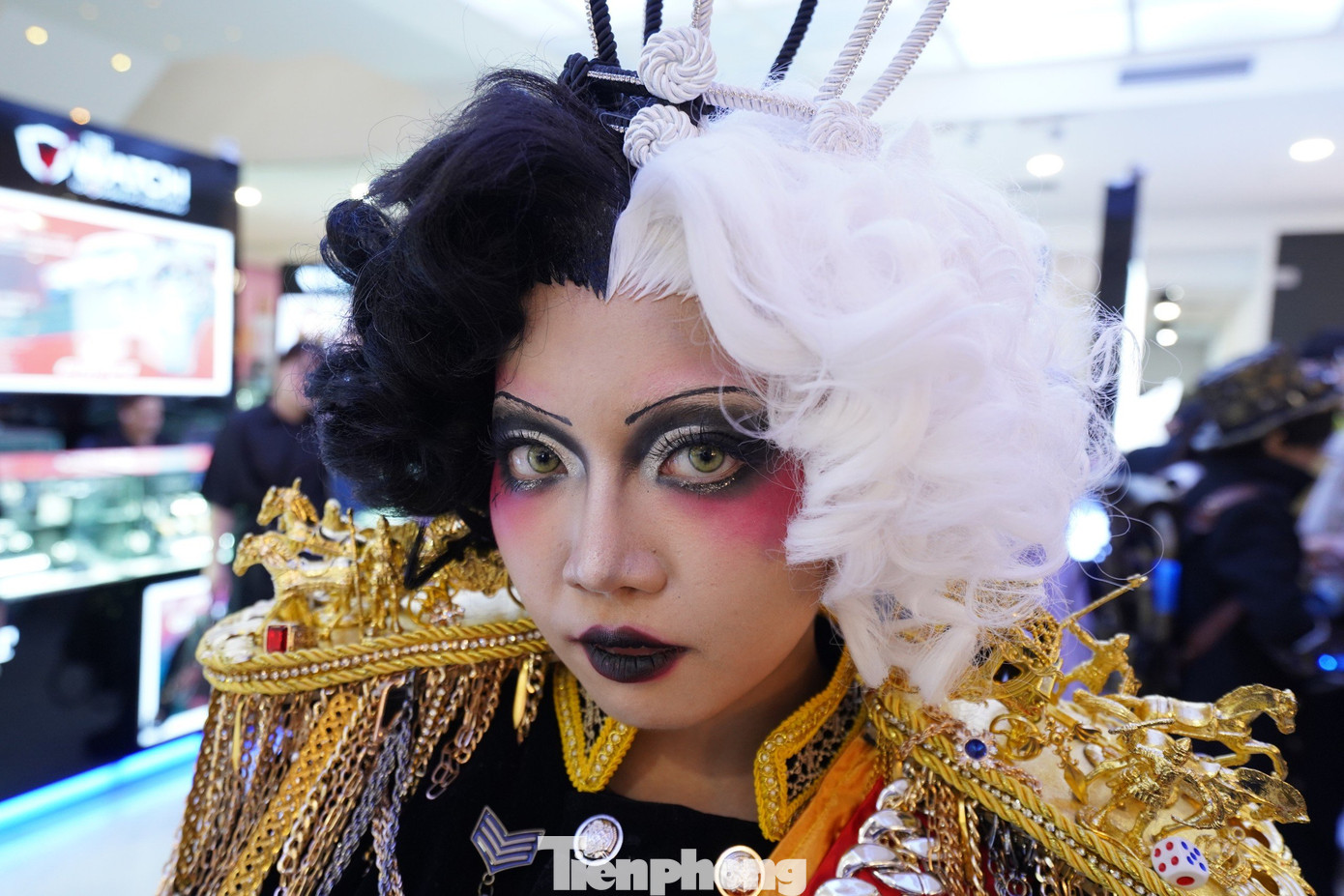 Nguyễn Trúc Thảo My (SN 2002) cho biết, bộ đồ và những phụ kiện cô đeo là đồ handmade, làm mất 1 tháng, tổng chi phí khoảng 12 triệu đồng. Cô nàng đã đam mê, theo đuổi con đường hoá trang cosplay tính đến nay đã được 7 năm.