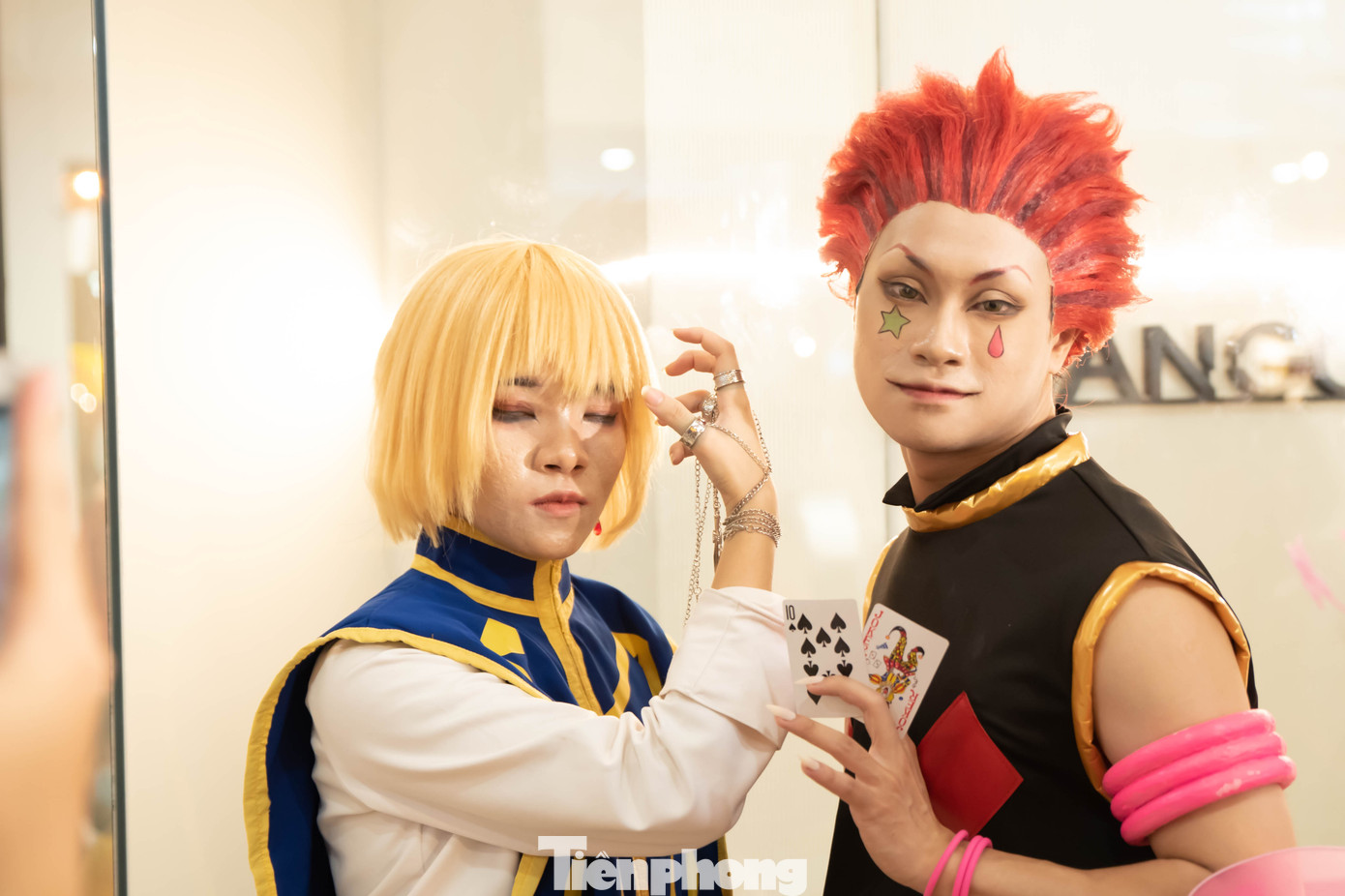 Dòng người đông đúc trong những bộ đồ hóa trang tạo nên không gian nhộn nhịp với đủ sắc màu kinh dị nhưng không kém phần hấp dẫn.