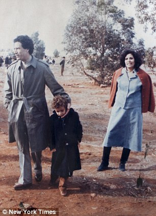 Ông Gaddafi cùng vợ và cậu con trai trong trang phục phương Tây. Ảnh: New York Times.