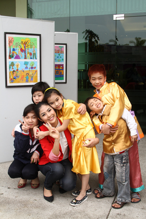 Cô giáo Ngọc Hân và các học trò nhỏ của mình tại triển lãm