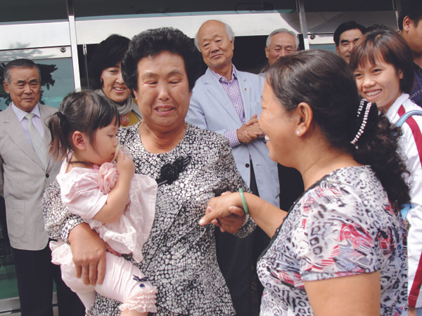 Hai bà thông gia trong phút gặp mặt