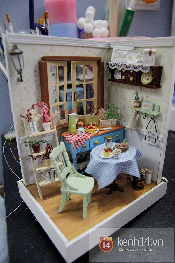 Những mô hình roombox dễ thương và cầu kỳ đến từng chi tiết nhỏ nhất của 2 chị em. Những mô hình roombox dễ thương và cầu kỳ đến từng chi tiết nhỏ nhất của 2 chị em. Bài viết: http://news.zing.vn/Chi-em-sinh-doi-co-tai-lam-do-handmade-xinh-xan-post356056.html#home_cate.tinphu Nguồn Zing News