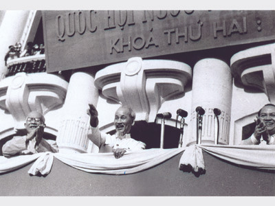 Hồ Chủ tịch, Phỉ Chủ tịch Tĩn Đức Thắng vđ Chủ tịch Quốc hội Trường Chinh trong cuộc mt tinh chđo mừng thđnh cĩng cuộc bầu cử Quốc hội khỉa II tại quảng trường Nhđ ht Lớn Hđ Nội