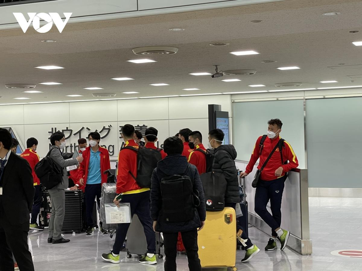 Các thành viên ĐT Việt Nam ra sau do còn phải làm xét nghiệm PCR.