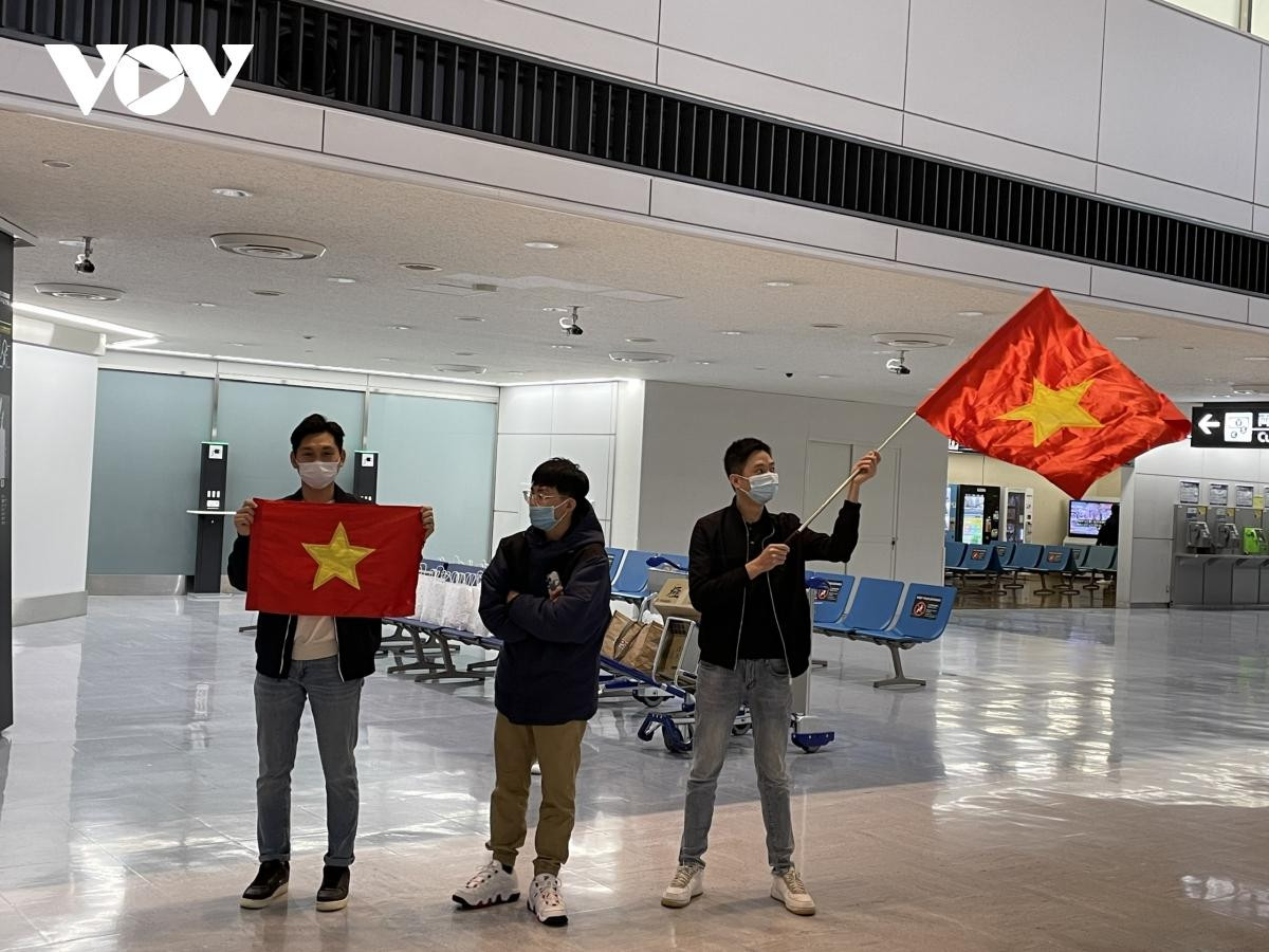 Người hâm mộ chào đón ĐT Việt Nam tại sân bay Narita.