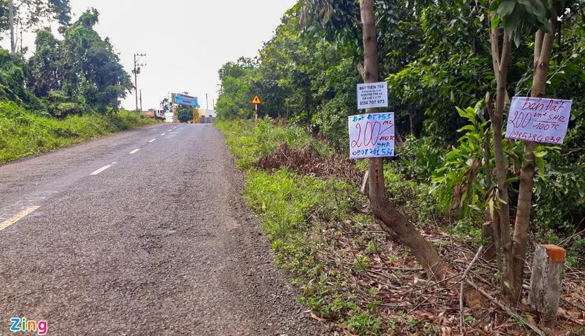 Biển rao bán đất treo dọc tuyến đường ĐT.753. Ảnh: Lê Ngân. Biển rao bán đất treo dọc tuyến đường ĐT.753. Ảnh: Lê Ngân.