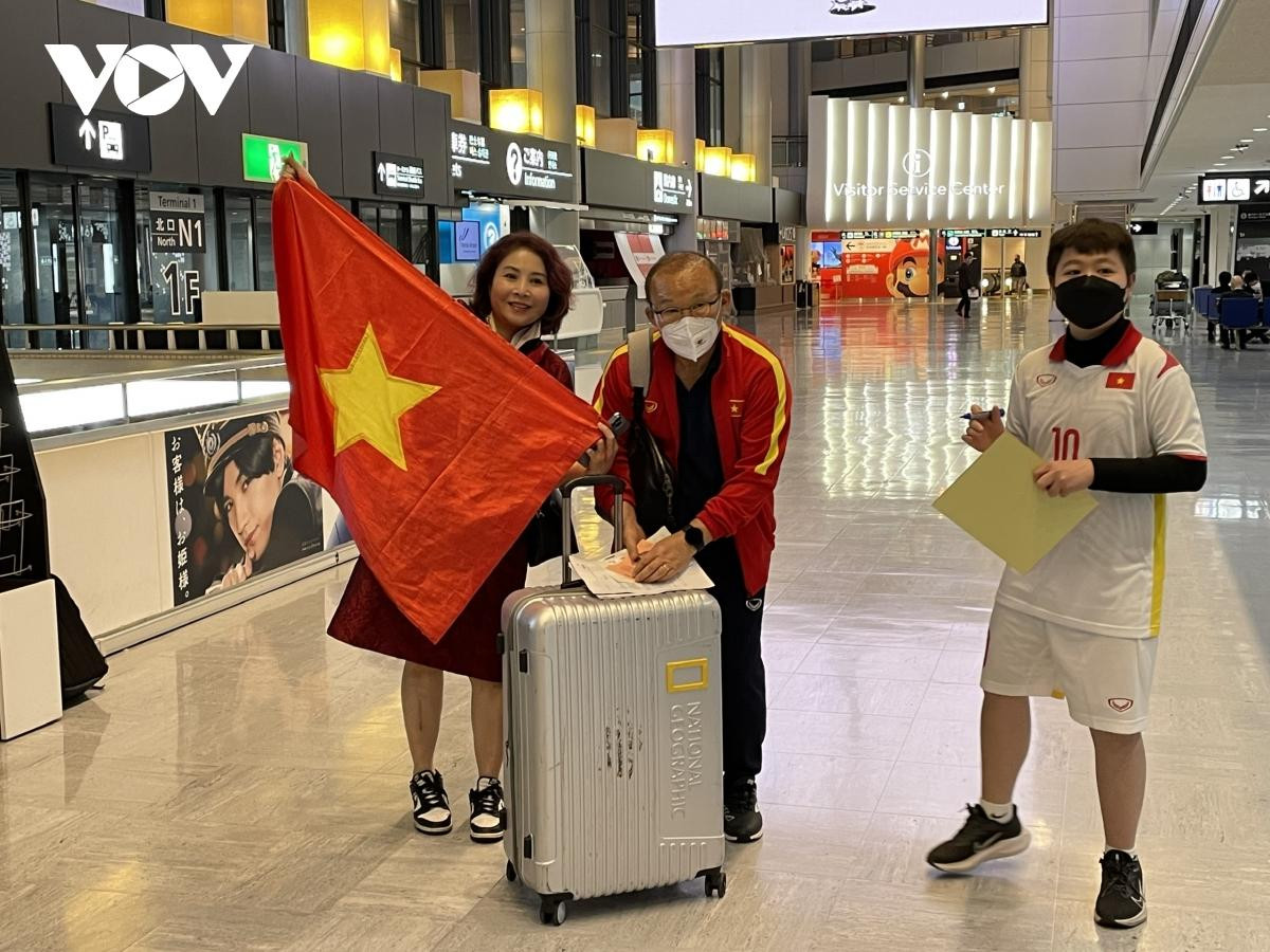 HLV Park Hang Seo là người bước ra đầu tiên sau khi chuyến bay chở ĐT Việt Nam hạ cánh xuống sân bay Narita (Tokyo).