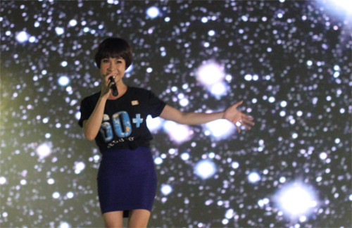 Cũng như Hà Nội, rất nhiều khẩu hiệu được đưa ra tại đêm hội Giờ Trái đất ở TP.HCM.