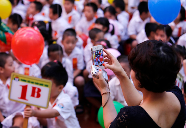 Phụ huynh tranh thủ ghi lại hình ảnh đáng yêu của con em mình trong ngày đầu khai giảng