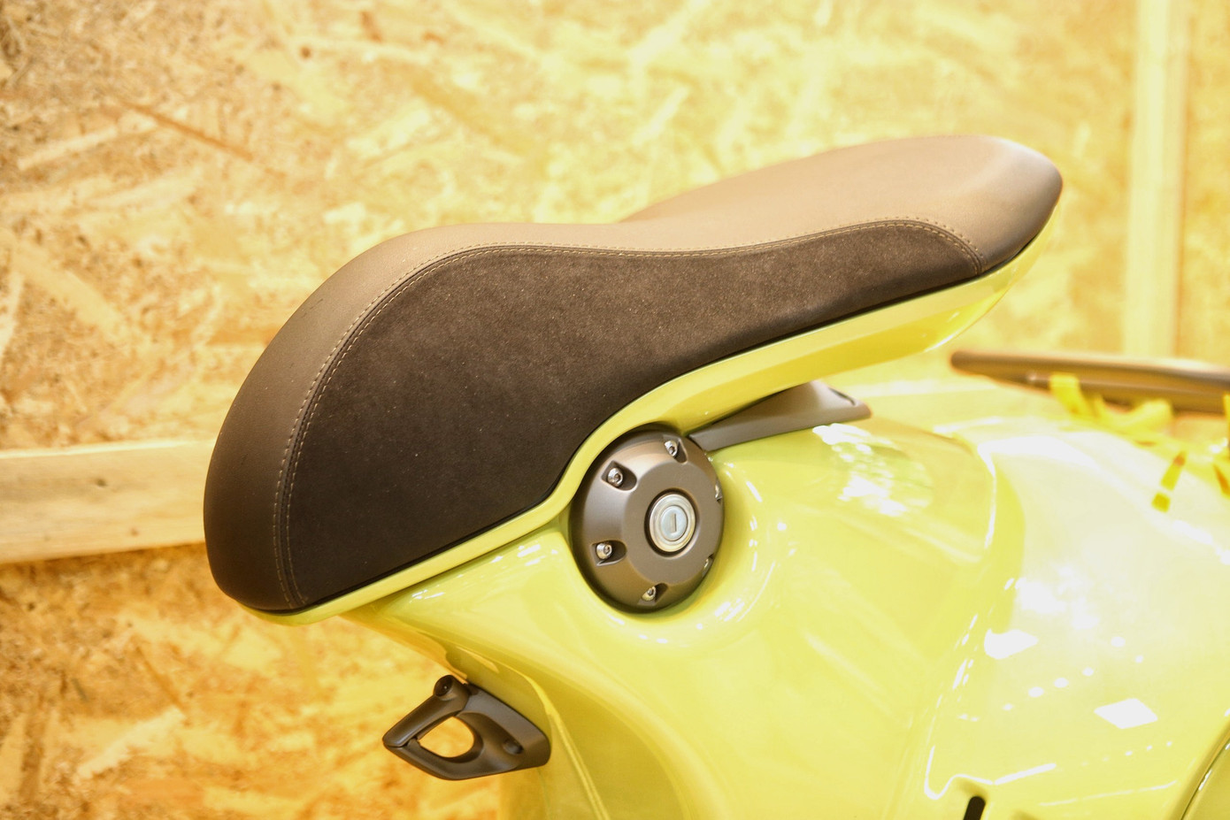 Vespa 946 10 Anniversario sử dụng khung xe liền khối, các bộ phân như vành xe, tay lái, giá đỡ yên…được làm bằng nhôm.