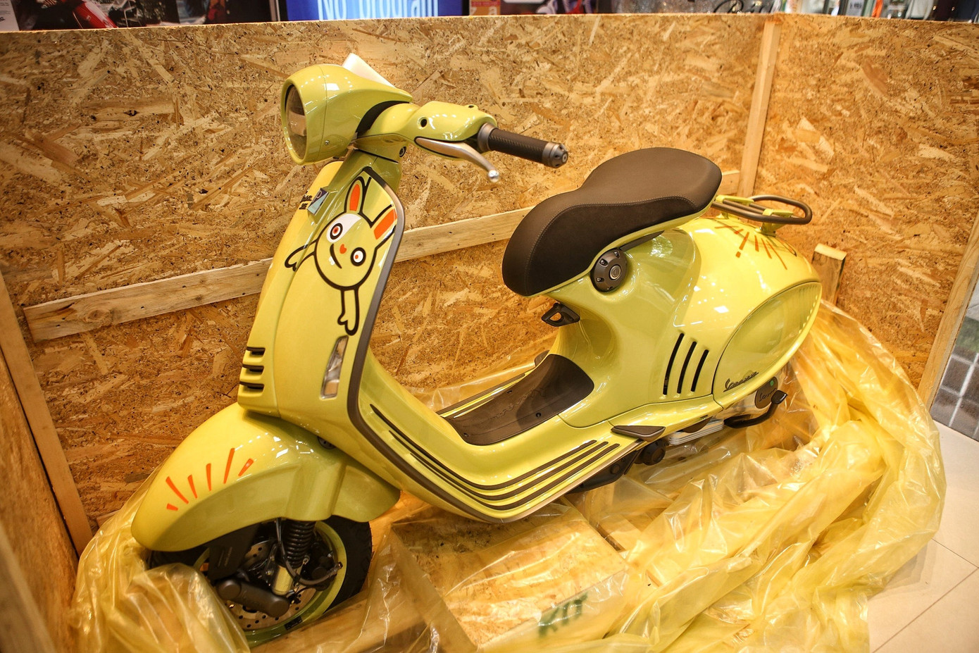 Vespa 946 10 Anniversario là phiên bản đặc biệt để kỷ niệm 10 năm (2013-2023) ra đời của dòng xe Vespa 946. Trên toàn thế giới sẽ có 1.000 chiếc được bán ra.