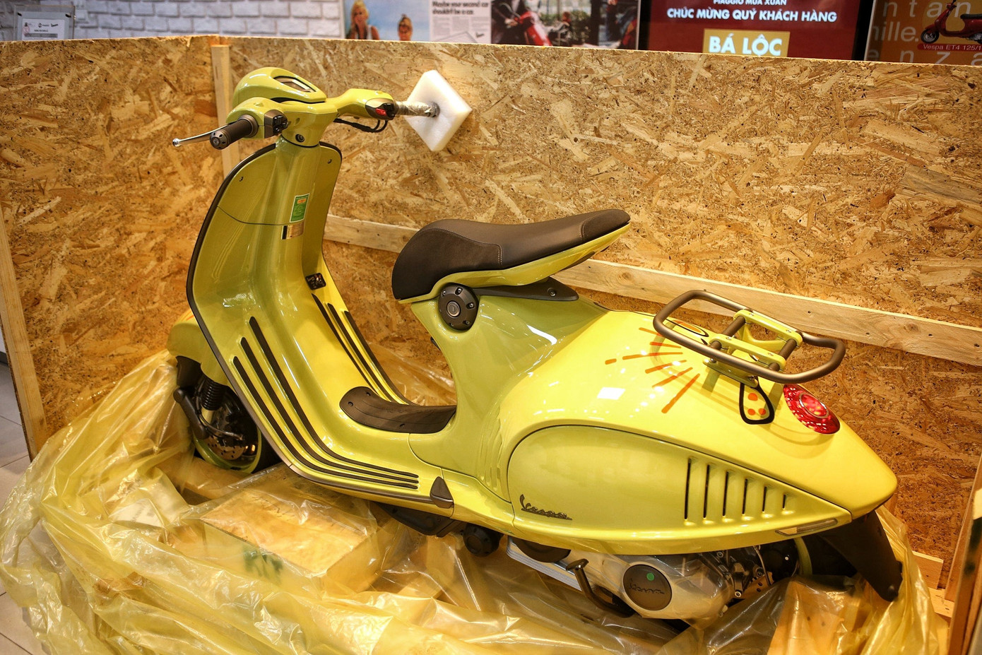 Được biết, thị trường Việt Nam sẽ có 26 chiếc Vespa 946 10 Anniversario được đưa về.