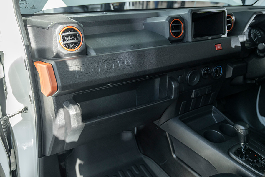 Hilux Champ 2024 không được trang bị màn hình thông tin giải trí. Ảnh: Carspiritpk. Hilux Champ 2024 không được trang bị màn hình thông tin giải trí. Ảnh: Carspiritpk.