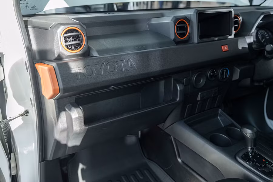 Hilux Champ 2024 không được trang bị màn hình thông tin giải trí. Ảnh: Carspiritpk.