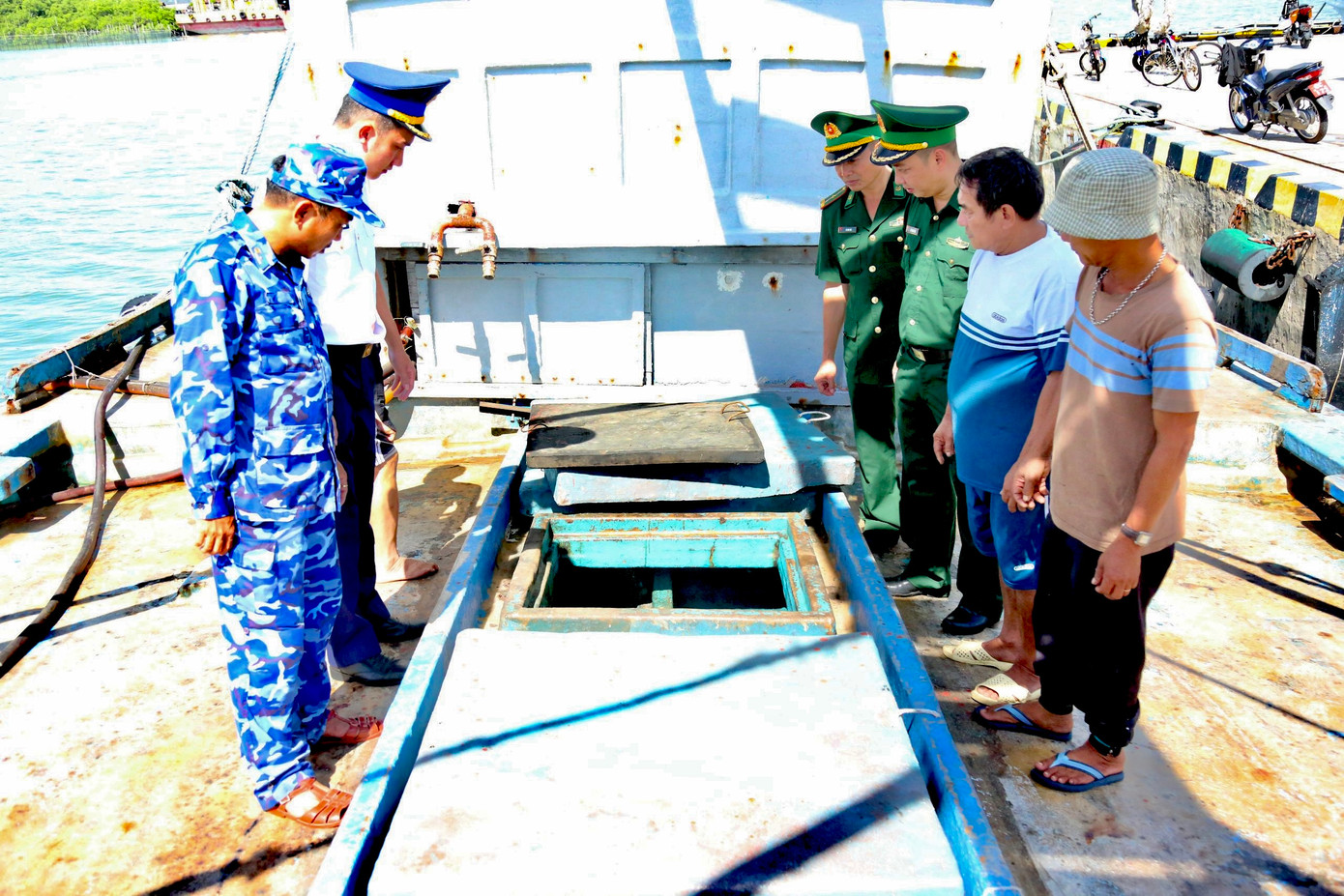 Lực lượng chức năng kiểm tra hàng hóa trên tàu BV5491TS. Ảnh: Bộ Tư lệnh Vùng Cảnh sát biển 3