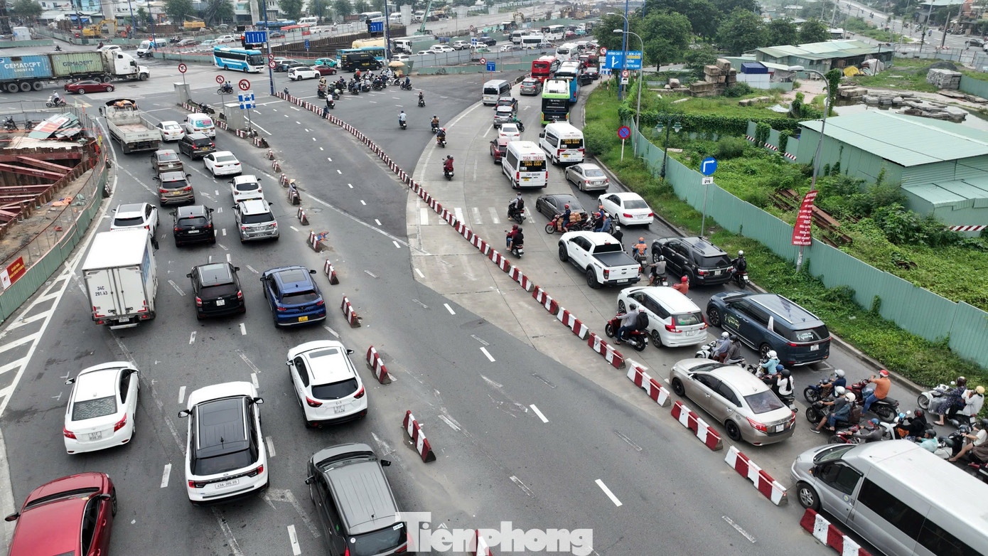 Xe cộ nhích từng chút vào cao tốc TPHCM - Long Thành - Dầu Giây (bên phải).