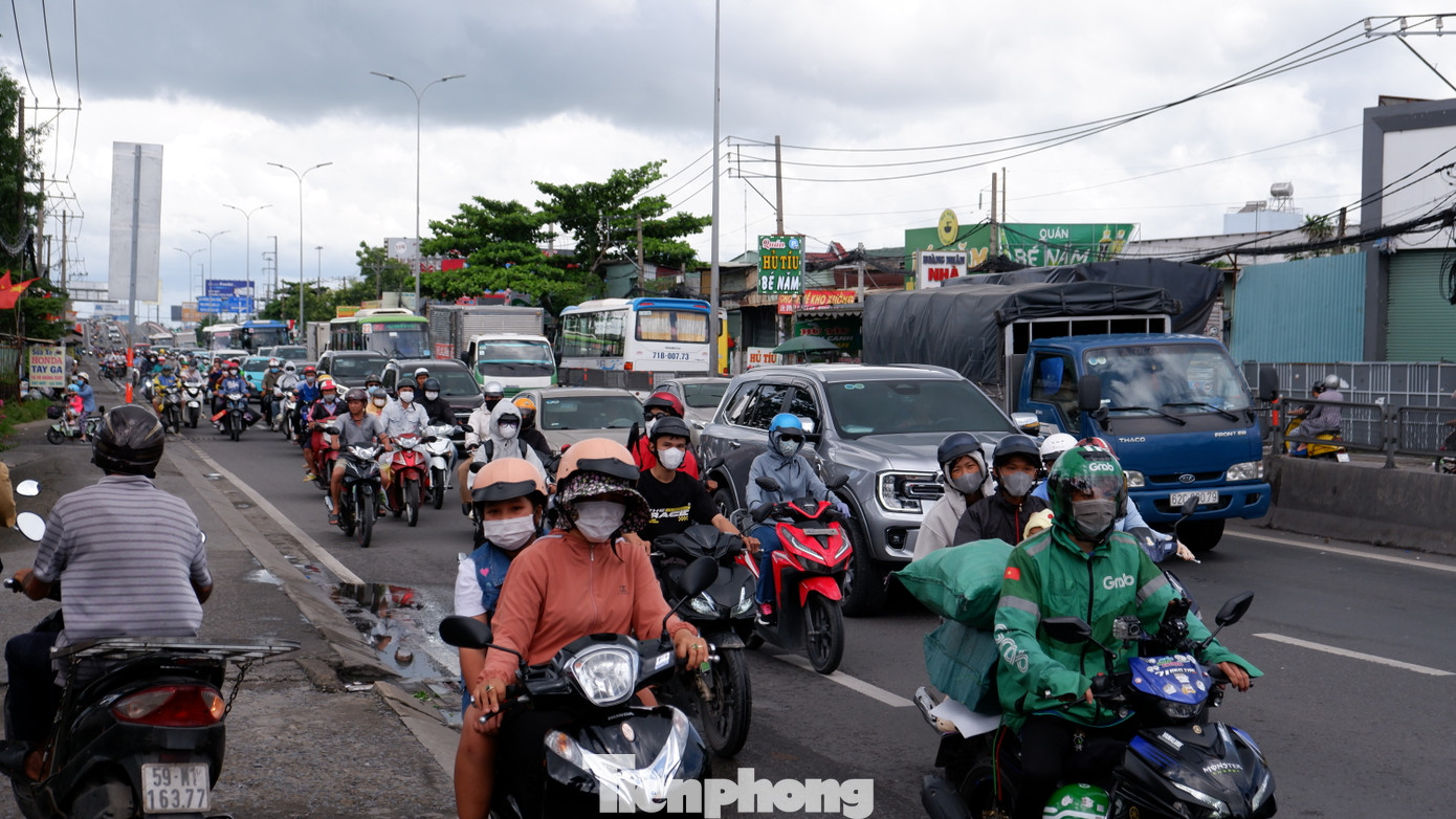 Theo ghi nhận của PV, đến trưa 3/9, lượng phương tiện trên quốc lộ 1 từ các tỉnh thành miền Tây về TPHCM tiếp tục gia tăng.