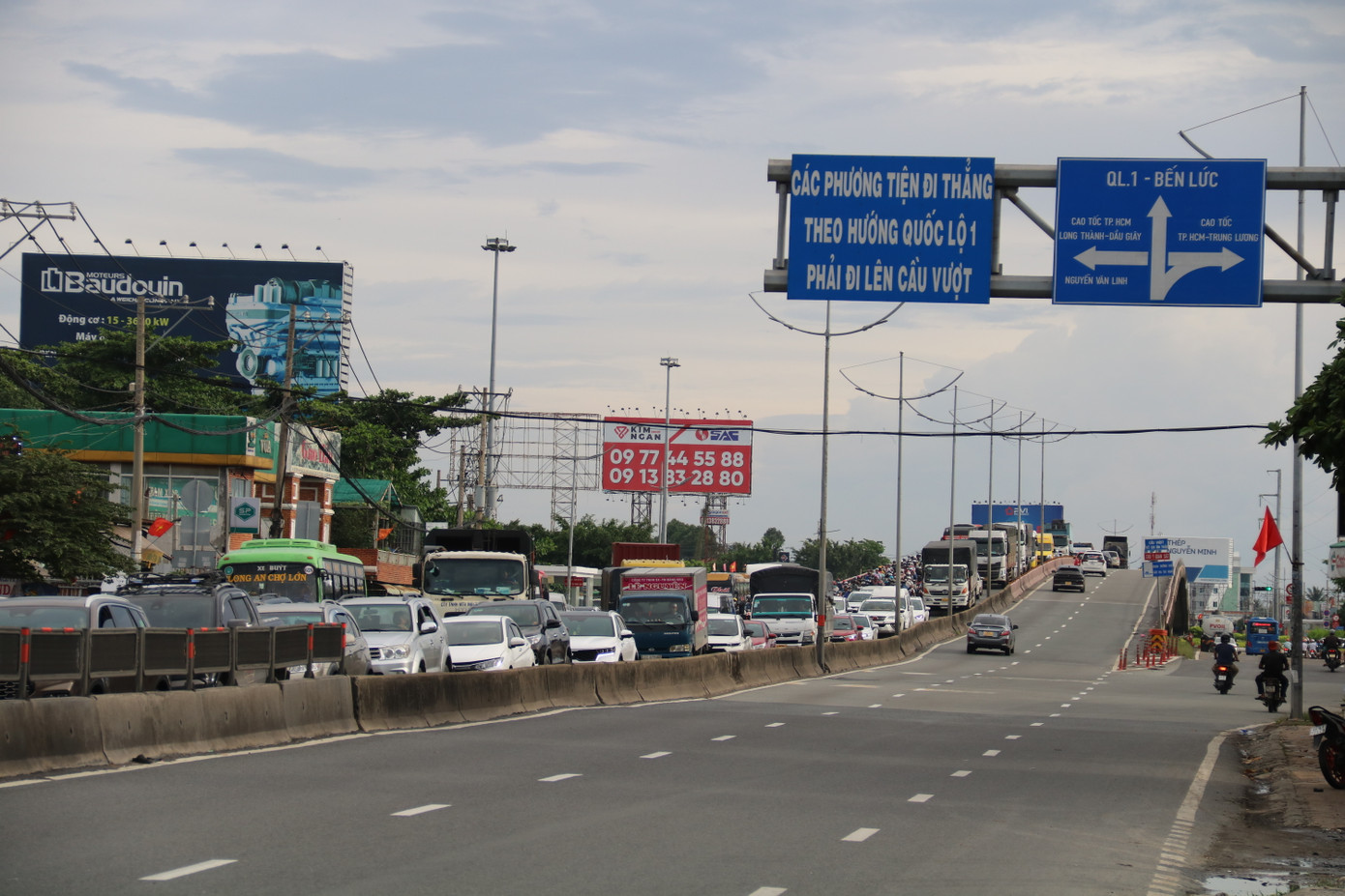 Phương tiện đông đúc, tấp nập trên làn đường hướng Long An về TPHCM.
