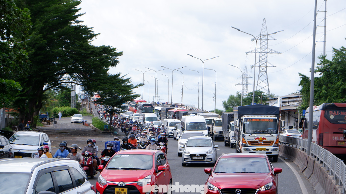 Phương tiện tấp nập trên quốc lộ 1 đoạn qua cầu Bình Điền (huyện Bình Chánh).