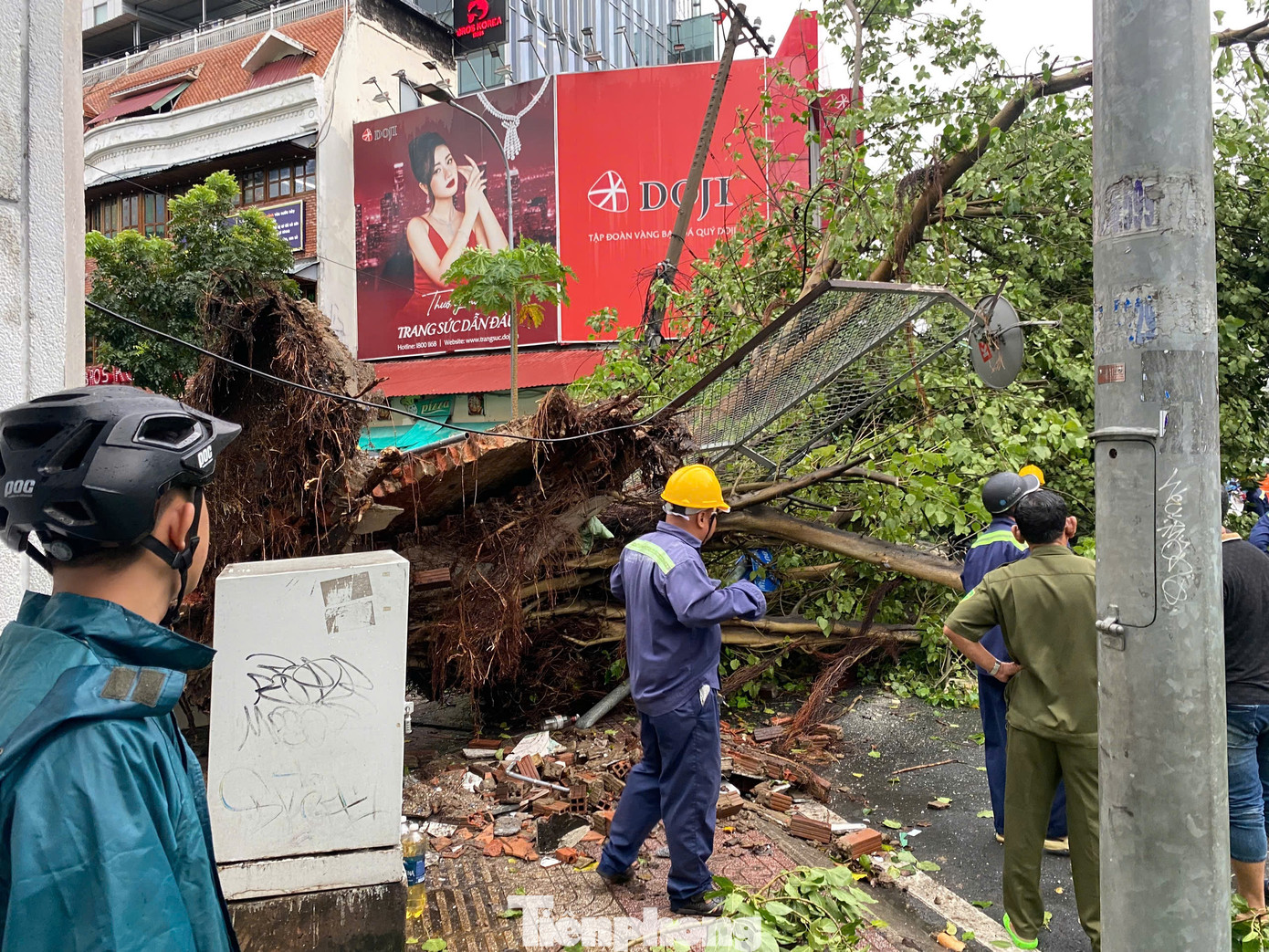 Đến 17 giờ chiều cùng ngày, lực lượng chức năng vẫn đang tích cực dọn dẹp hiện trường để giải tỏa giao thông qua khu vực.