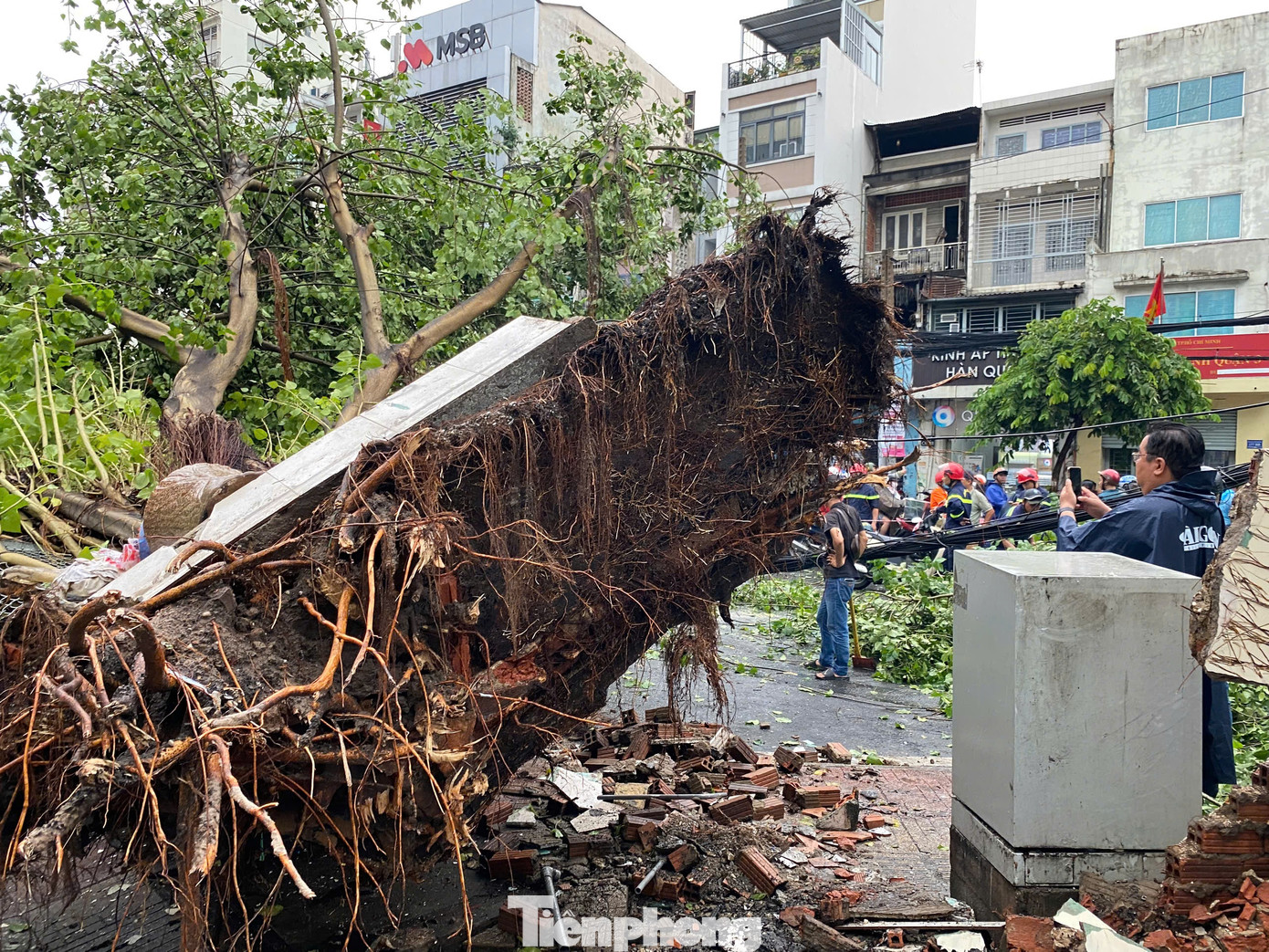Đến 17 giờ chiều cùng ngày, lực lượng chức năng vẫn đang tích cực dọn dẹp hiện trường để giải tỏa giao thông qua khu vực.