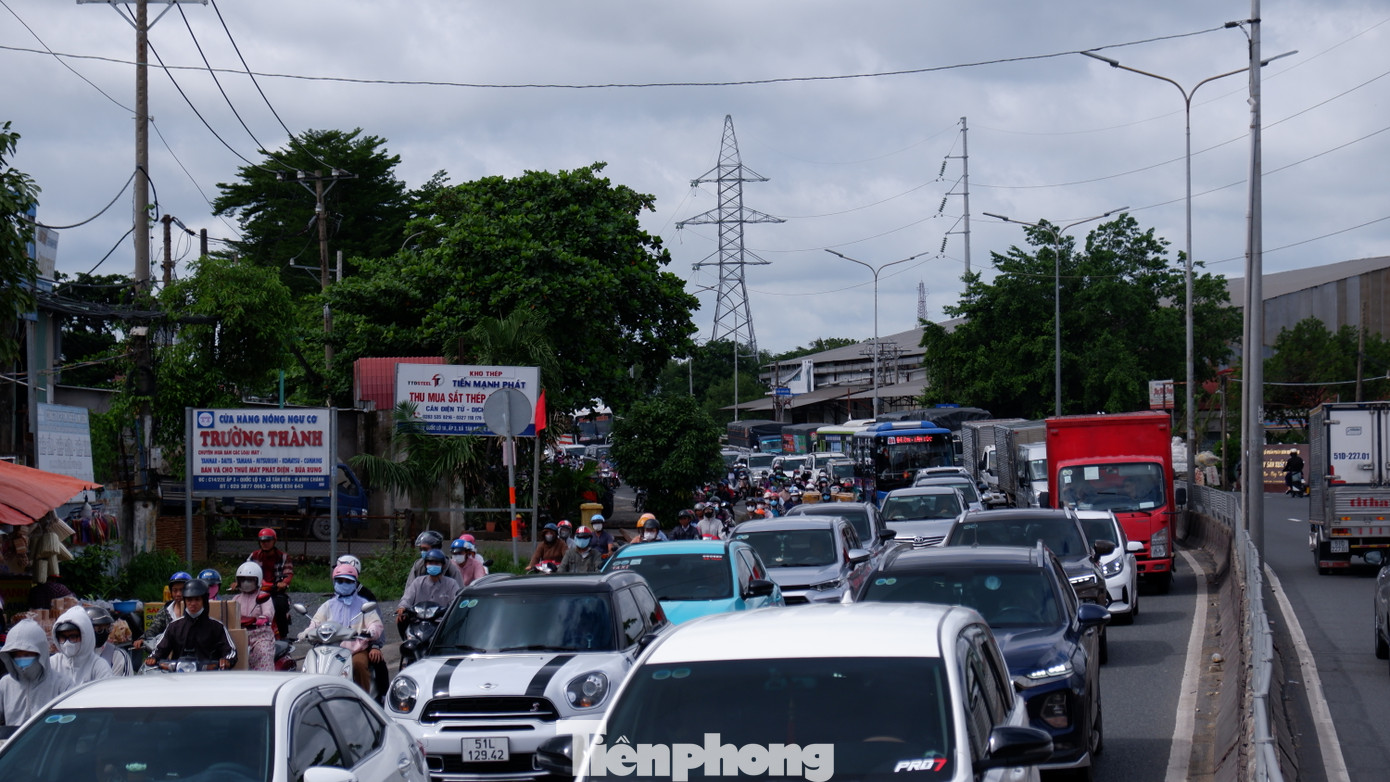 Khu vực từ cầu vượt nút giao Bình Thuận đến nút giao giữa quốc lộ 1 - đường Nguyễn Hữu Trí và từ cầu Bình Điền đến đầu khu vực cầu đi bộ số 2 An Lạc trên quốc lộ 1, giao thông liên tục ùn ứ.