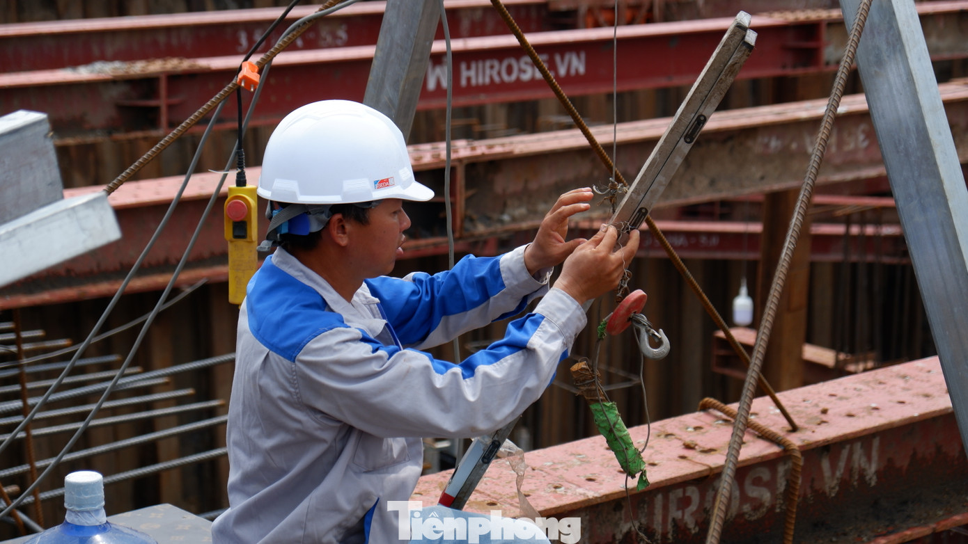 “Đối với công trình trọng điểm này, công ty đã xác định ngày lễ cũng như ngày thường vẫn làm việc bình thường, không có thay đổi. Cán bộ, công nhân, người lao động của nhà thầu khi làm việc trong dịp lễ 2/9 (trong ba ngày 31/8, 1 và 2/9) sẽ được chấm 1 ngày được 3 công, theo đúng quy định chế độ chính sách của Nhà nước”- ông Thiệu cho hay.