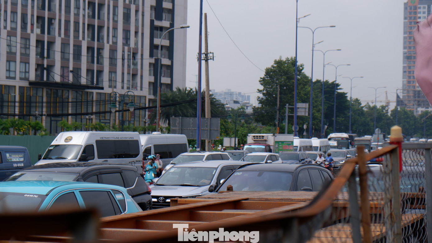 Trên đường Mai Chí Thọ hướng từ hầm vượt sông Sài Gòn, quận 1 về nút giao An Phú, các phương tiện nối đuôi di chuyển chậm, kéo dài hơn 1km.