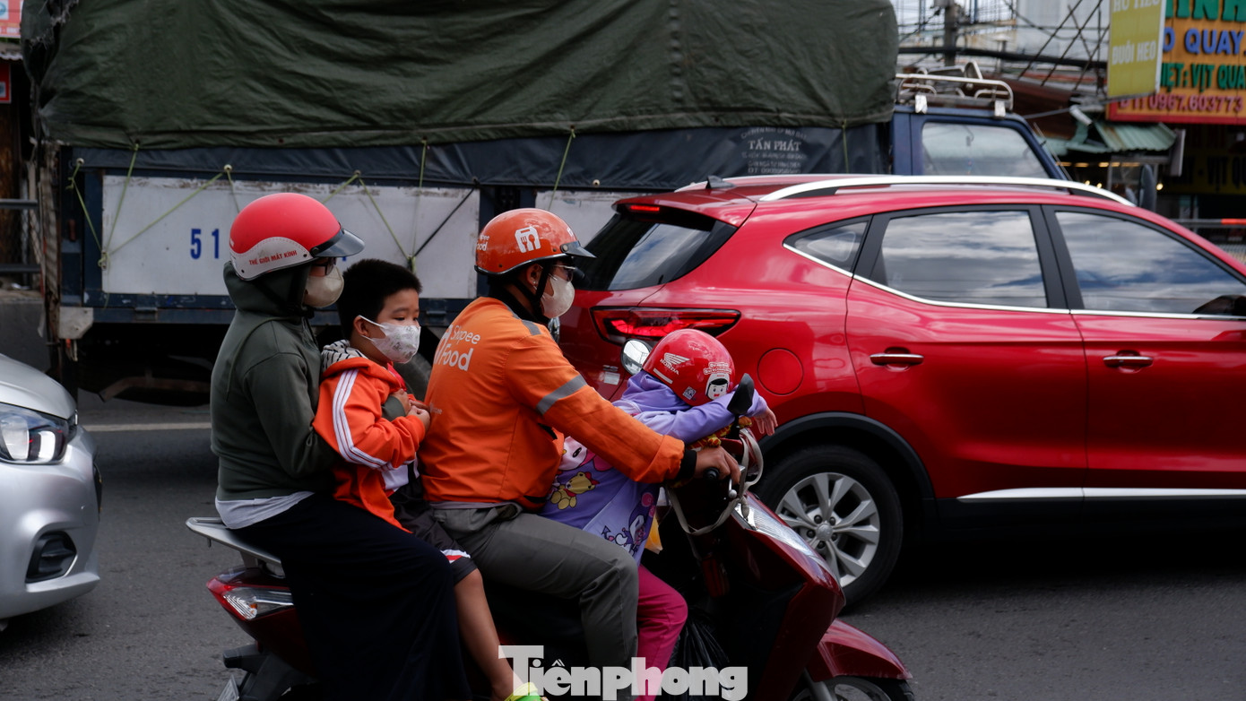 Nhiều trẻ tỏ ra khá mệt mỏi sau hành trình dài.