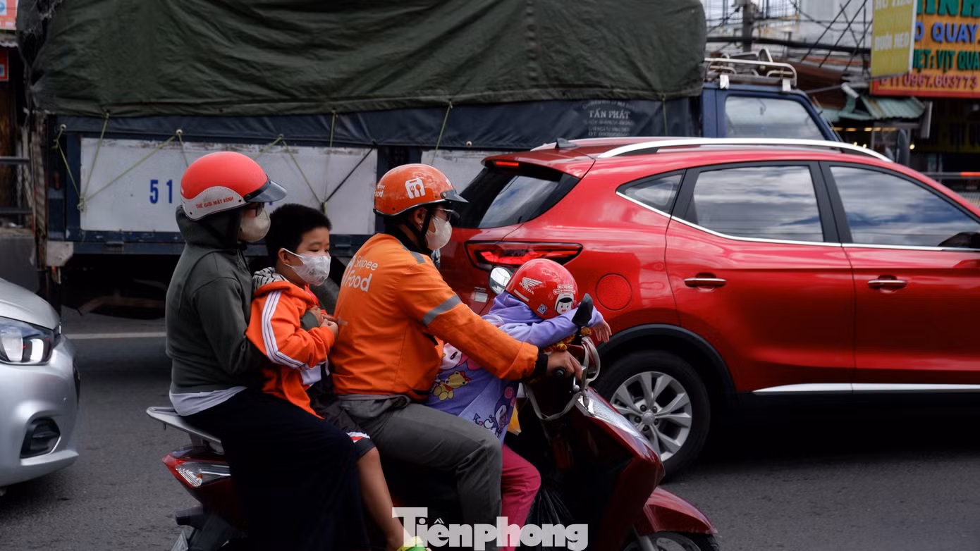 Nhiều trẻ tỏ ra khá mệt mỏi sau hành trình dài.