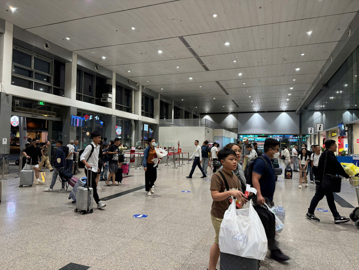 Hình ảnh thưa vắng tại nhà ga quốc nội trong sáng 1/9.