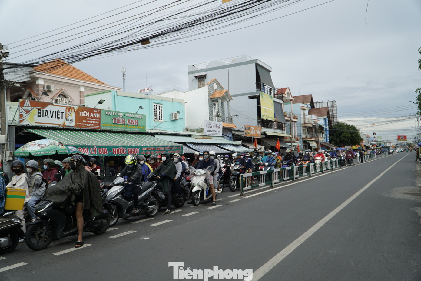 Càng về chiều tối, lưu lượng phương tiện đổ dồn về phà Cát Lái càng đông đúc.