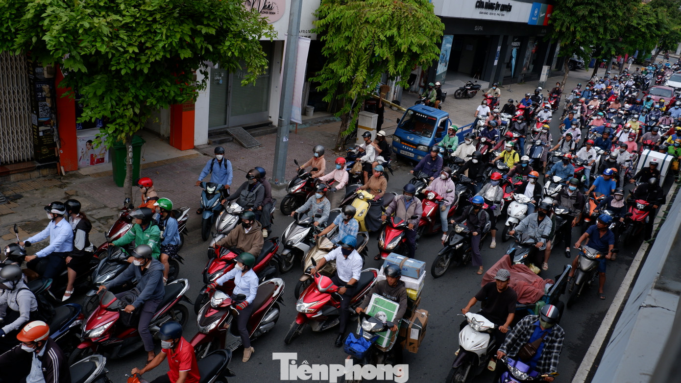 Dòng người "mướt mồ hôi" di chuyển đến nơi làm việc sau kỳ nghỉ.