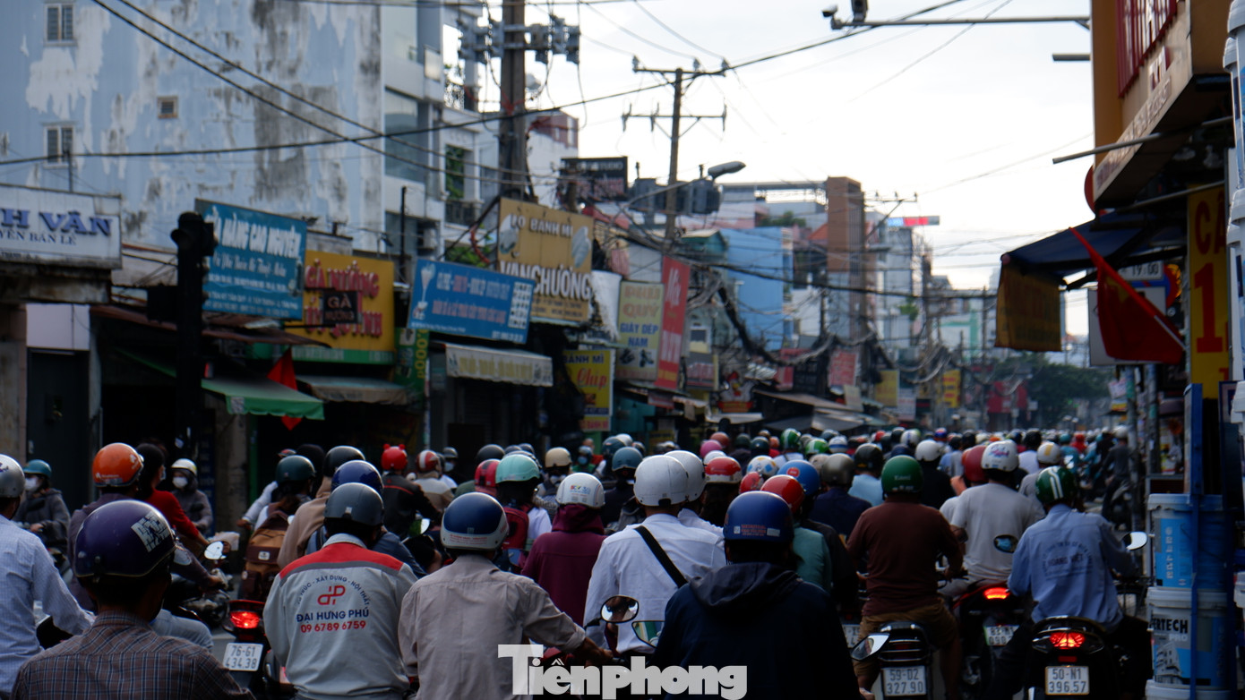 Các phương tiện nối đuôi, di chuyển chậm trên đoạn đường Tân Kỳ - Tân Quý (từ điểm giao với đường Lê Trọng Tấn đến điểm giao với đường Trường Chinh, quận Tân Phú và quận Tân Bình).