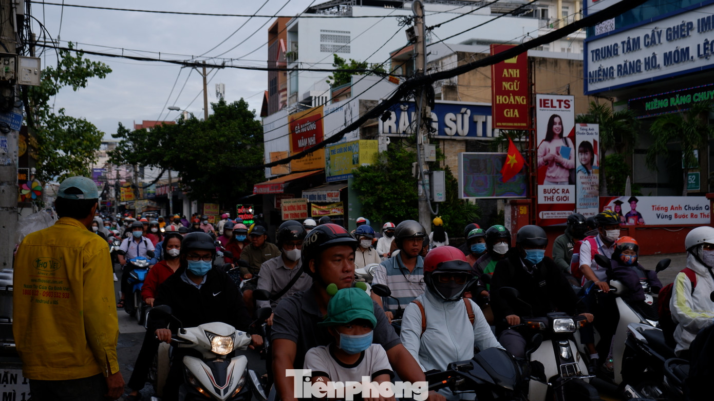 Một số tuyến đường ở quận Tân Phú, quận Tân Bình xảy ra tình trạng quá tải, phương tiện chen chúc di chuyển.