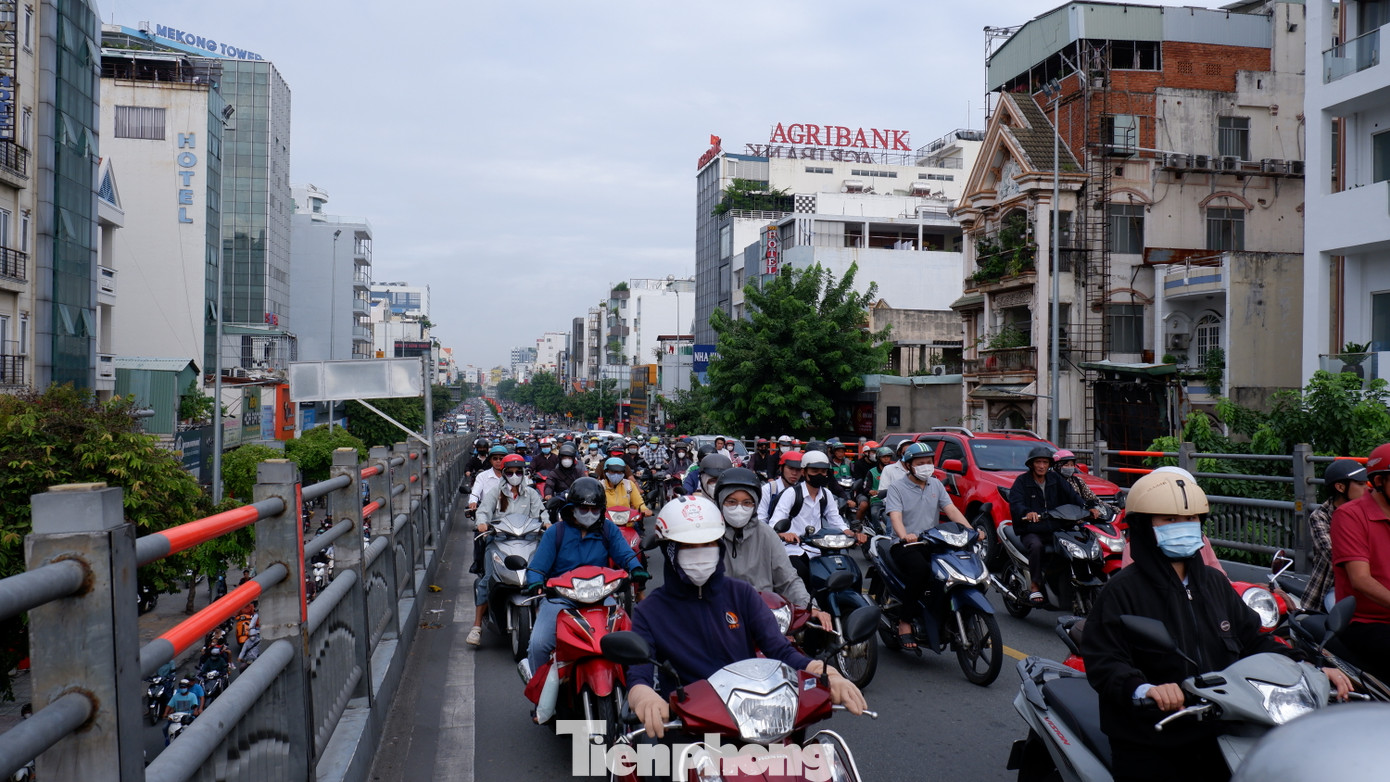 Dòng người "mướt mồ hôi" di chuyển đến nơi làm việc sau kỳ nghỉ.