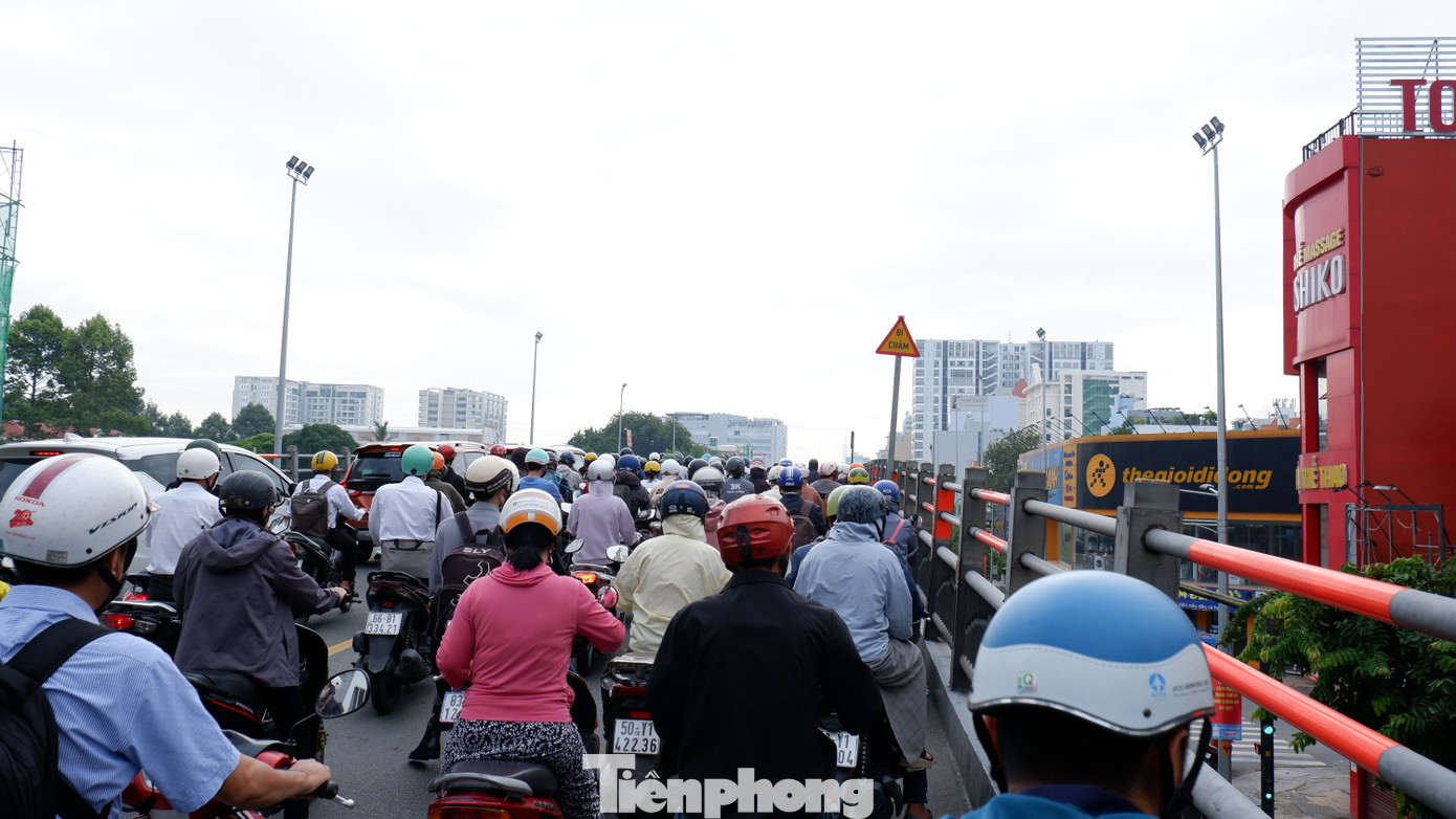 Phương tiện ùn ứ trên cầu vượt nút giao Cộng Hòa - Hoàng Hoa Thám.