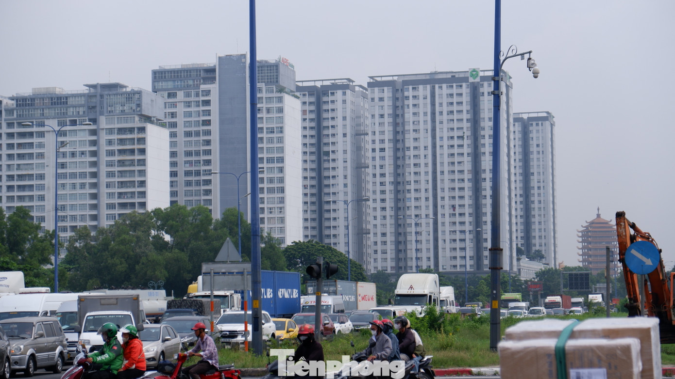 Theo ghi nhận của PV vào sáng 1/9, khu vực nút giao thông An Phú (TP Thủ Đức) - điểm đầu cao tốc TPHCM - Long Thành - Dầu Giây có rất đông phương tiện.