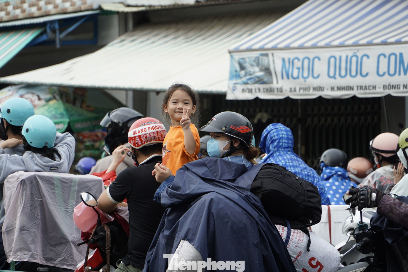 Các em nhỏ theo ba, mẹ về lại TPHCM. Ảnh: CTV